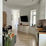 Like-a House Stare * פלוק